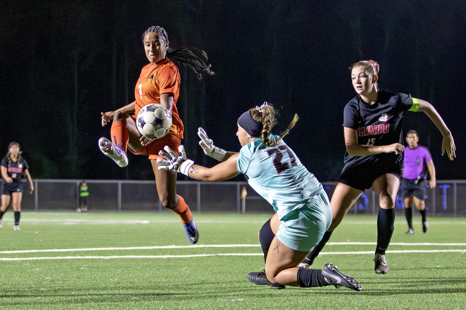 Angelina College forward Beatriz Almeida (7) strikes the equalizer that sent the Region XIV quarterfinal against Navarro College to overtime.